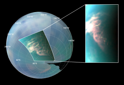 Exemple de nuages de méthane détéctés à la surface de Titan. La résolution de l'image est d'environ 10 kilomètres (zoom à gauche). Crédits : NASA/JPL/Université d’Arizona/Université de Nantes