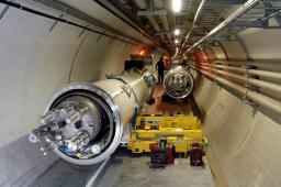 Vue globale du quadripôle LHC dans le tunnel avant le positionnement final