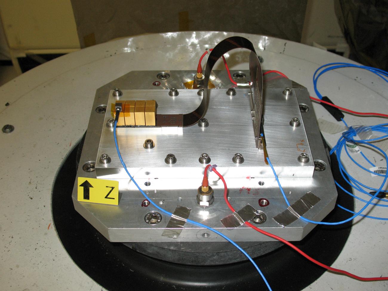 Test Caliste: Il s’agit des essais en vibrations (sur pot vibrant de l’IAS-CNRS) d’une maquette de secteur du projet MACSI (assemblage de mini-caméra gamma nommés Caliste en plan focal) 