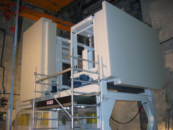 Installation au LSM du support du nouveau cryostat avec pour fonction principale son blindage (2005)