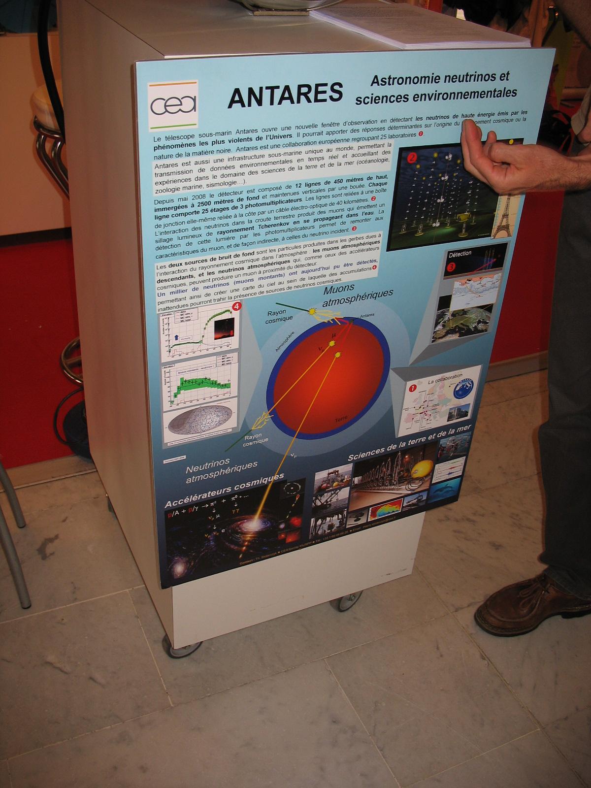 Poster d'Antarès sur le stand des instituts de recherche fondamentale du centre CEA de Saclay et de l'IN2P3 lors du congrès de la Société Française de Physique dans le grand Hall de l'Ecole Polytechnique (8 juillet 2009)