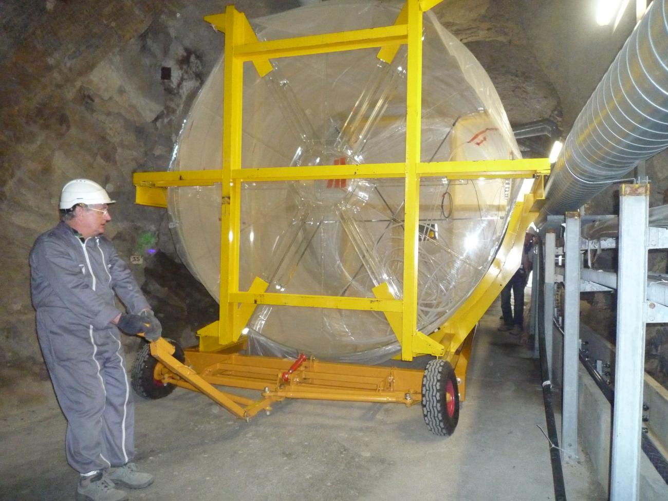 Transport de l'enceinte Gamma Catcher ble de l'expérience Double Chooz dans le tunnel
