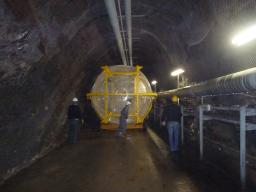 Transport de l'enceinte Gamma Catcher de l'expérience Double Chooz dans le tunnel