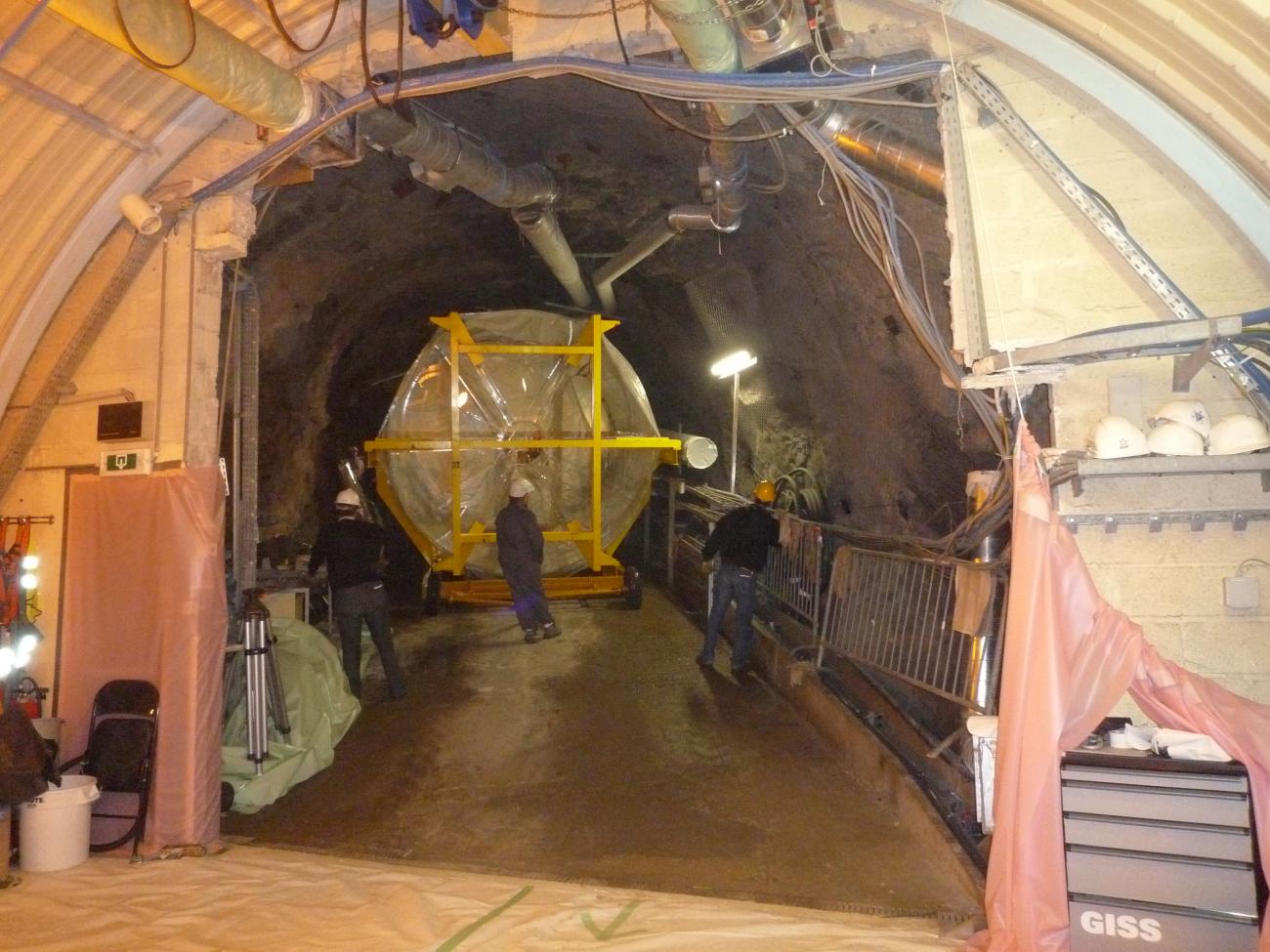 Transport de l'enceinte Gamma Catcher ble de l'expérience Double Chooz dans le tunnel