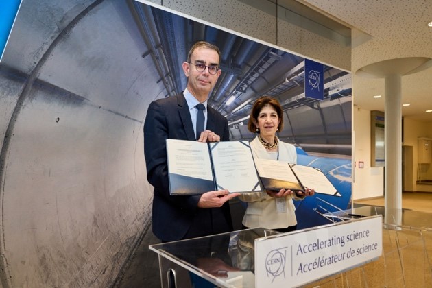 Signature de l’accord de collaboration entre le CEA-IRFU et le CERN pour le projet High Field Magnets