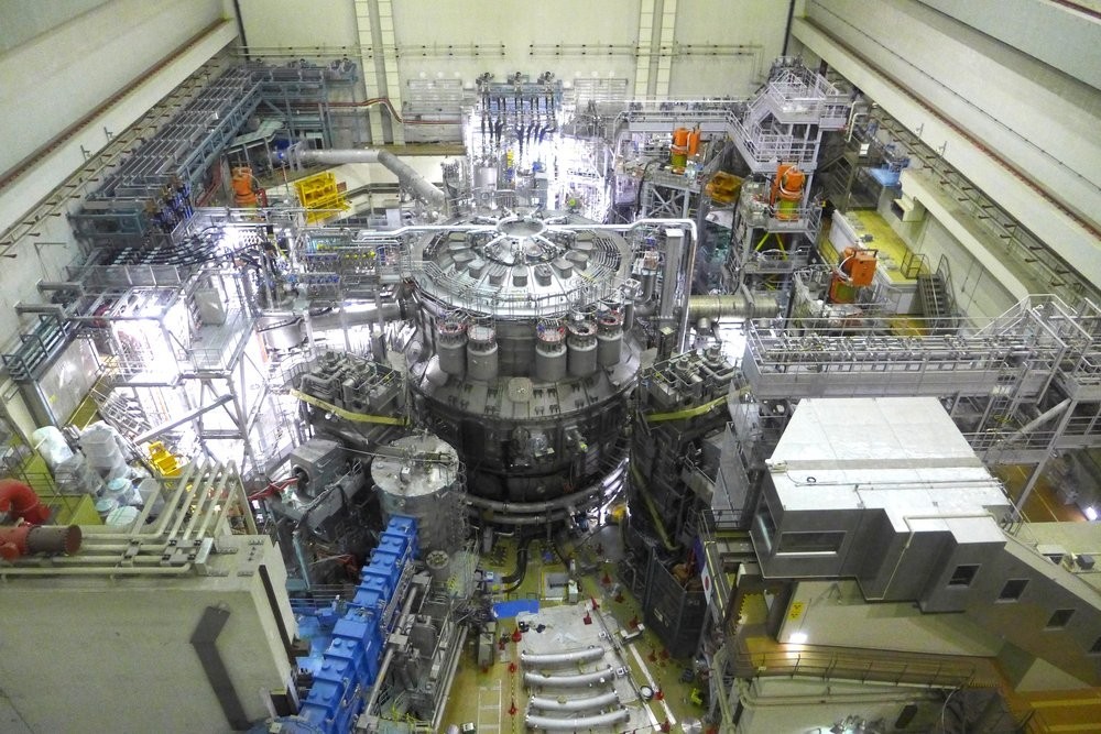 Le dispositif de fusion nucléaire JT-60SA vient d'être inauguré à Naka au Japon.
