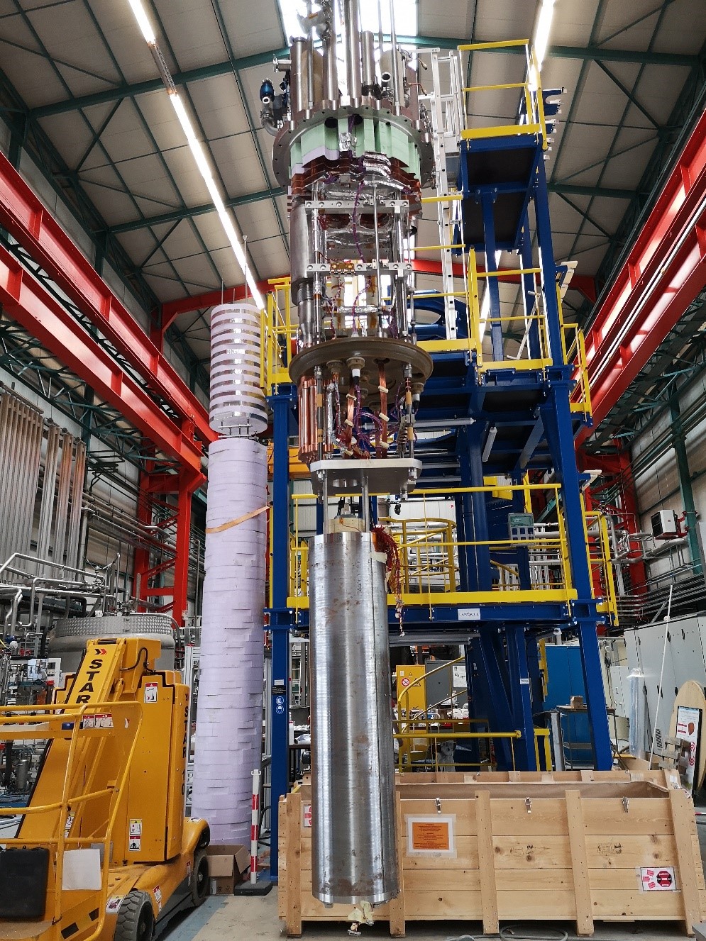 Testing the MQYYM superconducting magnet in the STAARQ station: multiple achievements