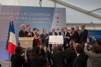 François Hollande inaugure le nouvel accélérateur de particules Spiral2 au Ganil, le 03 novembre 2016