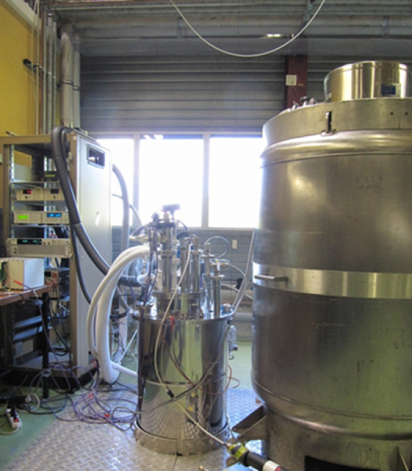 Pressurized superfluid helium cryostat