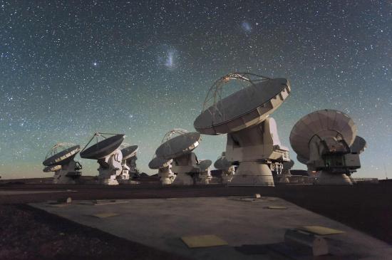 Détection de gaz froid autour de lointaines galaxies en formation.